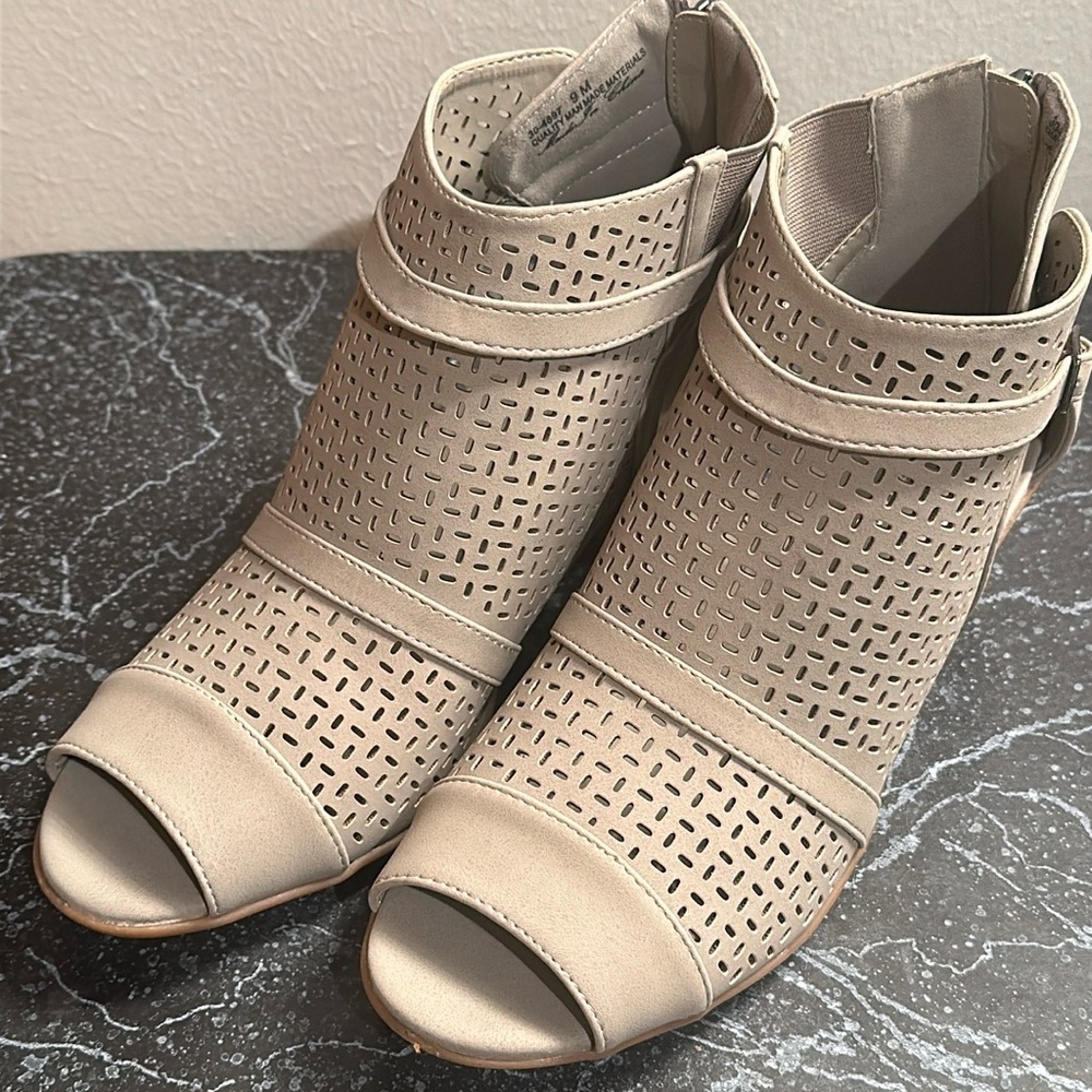 NWOT Easy street open toe bootie